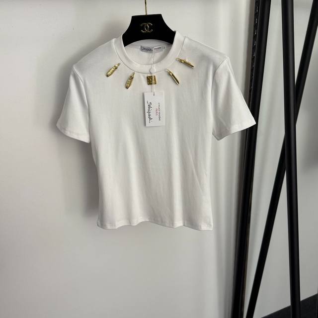款号20257876 Schiaparelli*新款 重工金属扣别针装饰短袖T恤，白色，咖色，黑色，S-Xl， M码：肩宽37，胸围82，袖长17，长51；重量