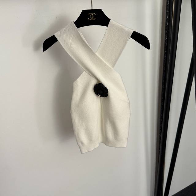 款号20257859 Chane*新款 小香风山茶花胸针交叉针织背心，白色，黑色， 均码：胸围52，长52；重量：0.190Kg