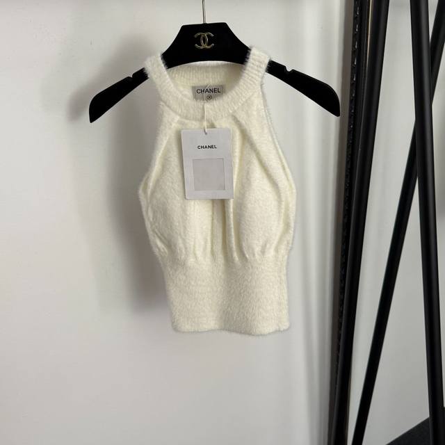 款号20257858 Chane*新款小香Logo胸针 仿水貂绒带胸垫挂脖针织背心上衣，米白色，黑色， 均码：胸围62，长41；重量：0.155Kg