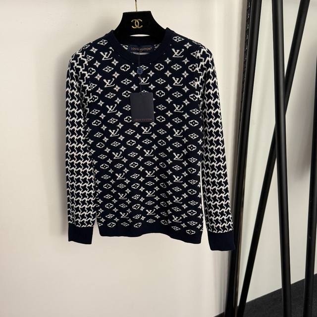 款号20257847 Lv*新款 老花Logo字母套头长袖羊毛针织衫，卡其色，藏蓝色，杏色，Sml， M码：胸围80，袖长62，长61；重量：0.295Kg .