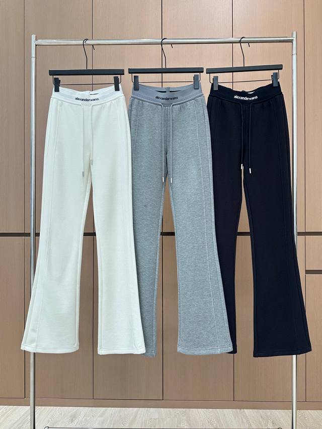 爆款现货 设计师 原创｜25新品微喇抽绳休闲裤！ 定制版型 极简主义法式优雅的气质风，休闲又时髦！ 立体剪裁版版型可甜可盐 上身显瘦又高挑！ 强烈推荐自留款！