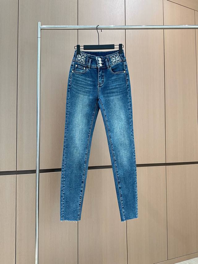 爆款现货 设计师 原创｜25新款抓绒小脚牛仔裤 色系搭配非常好看，瘦身设计小脚裤，版型上身巨好看 拉长视觉效果 显高显瘦 非常好的弹力面料，效果令人满意， 搭配