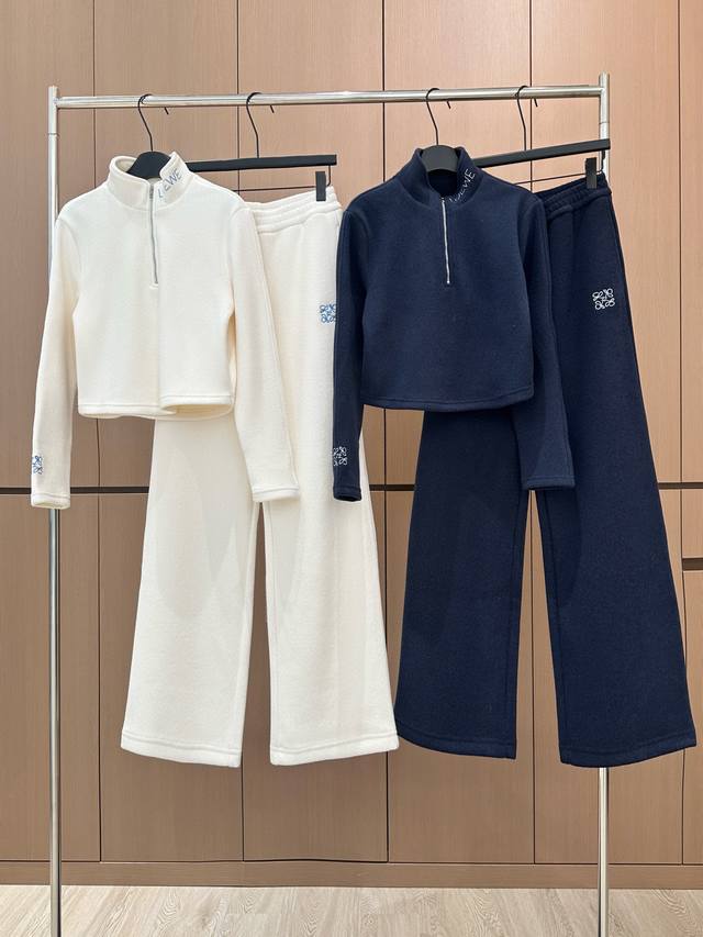 爆款现货 设计师 原创｜25秋冬新品毛绒套装！ 高端定制立领半拉链卫衣，搭配松紧腰长裤 极简主义风法式优雅的慵懒风， 休闲又时髦！ 立体剪裁版版型可甜可盐减龄少