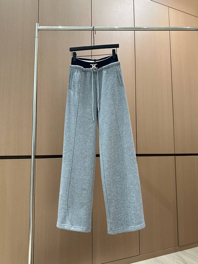 爆款现货 原创 设计师｜女神同款松紧抽绳加绒休闲裤 这款裤子选用优质面料，工艺设计，挺括的版型与个性的设计相结合，专属品牌配件装饰，让你成为最独特的存在。 无论