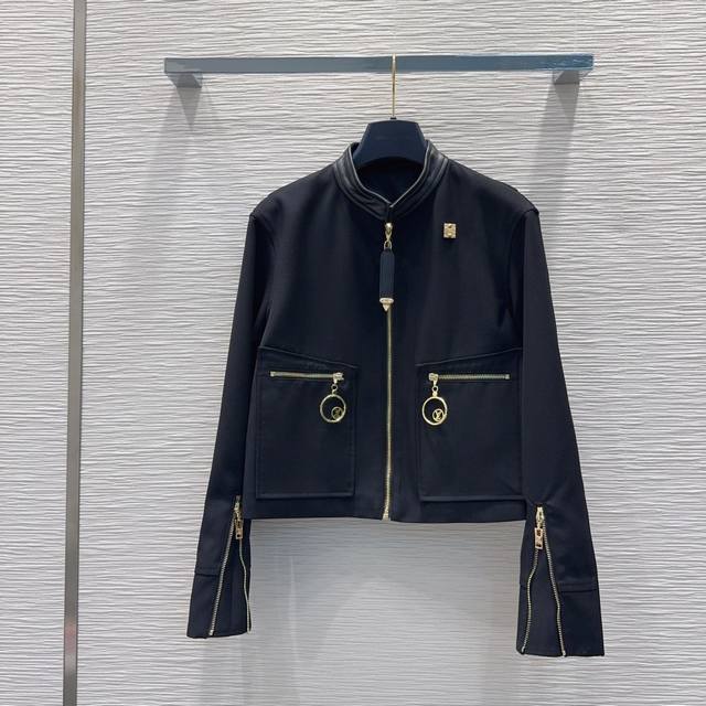 Louis Vuitto*2026早春新款套裙 外套领子是真皮 高定出品 时髦精必入 这穿搭的功能特别强大 随意打造显高显瘦的上身效果，美式高街帅气随性气质！强