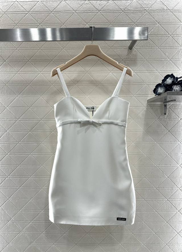 Miumi*2025新品上架 蝴蝶结胸衣式吊带裙 定制Yb进口丝毛材质，质感光泽，版型流畅，穿搭微挺有型，胸衣式吊带裙设计，深V领口包裹胸型，居中点缀立体蝴蝶结