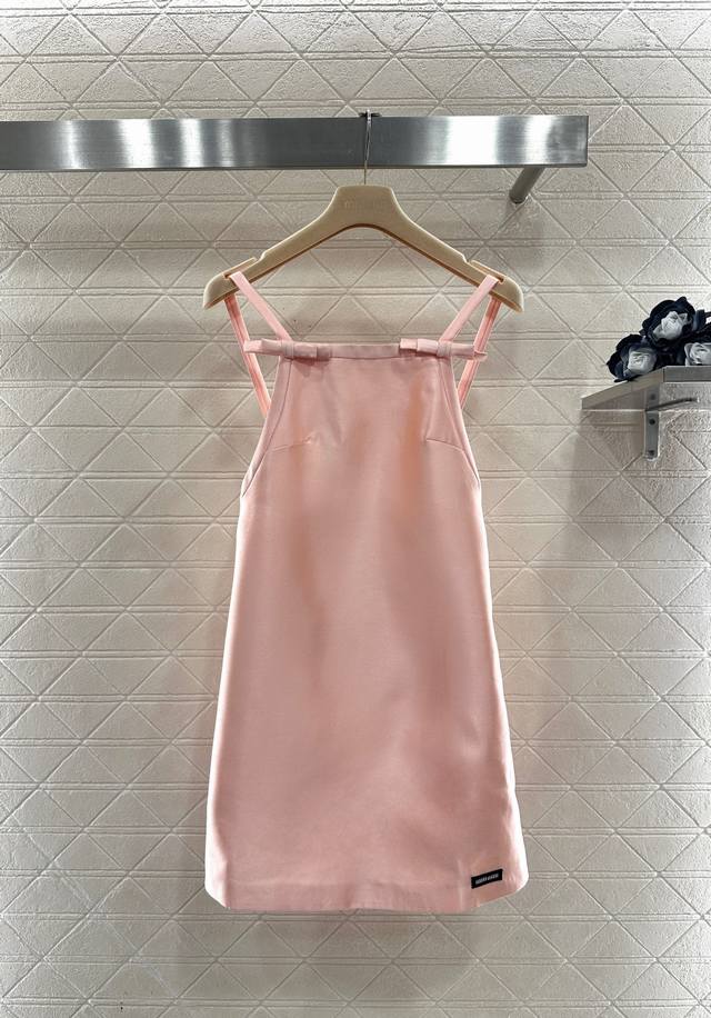 Miumi*2025新品上架 露背蝴蝶结吊带裙 定制Yb进口丝毛材质，质感光泽，版型流畅，微挺有型，露背吊带裙处理，平行领口两侧肩带点缀立体蝴蝶结装饰，精致公主