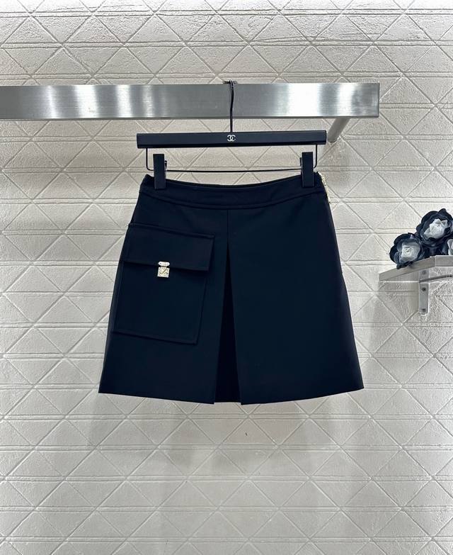 Louis Vuitto*2025新品上架 拉链拼皮领外套短裙套装 定制Yb进口精仿羊们材质，质感高级，品相十足，皮革小立领外套版型，拉链开襟调节轻松穿脱，胸侧