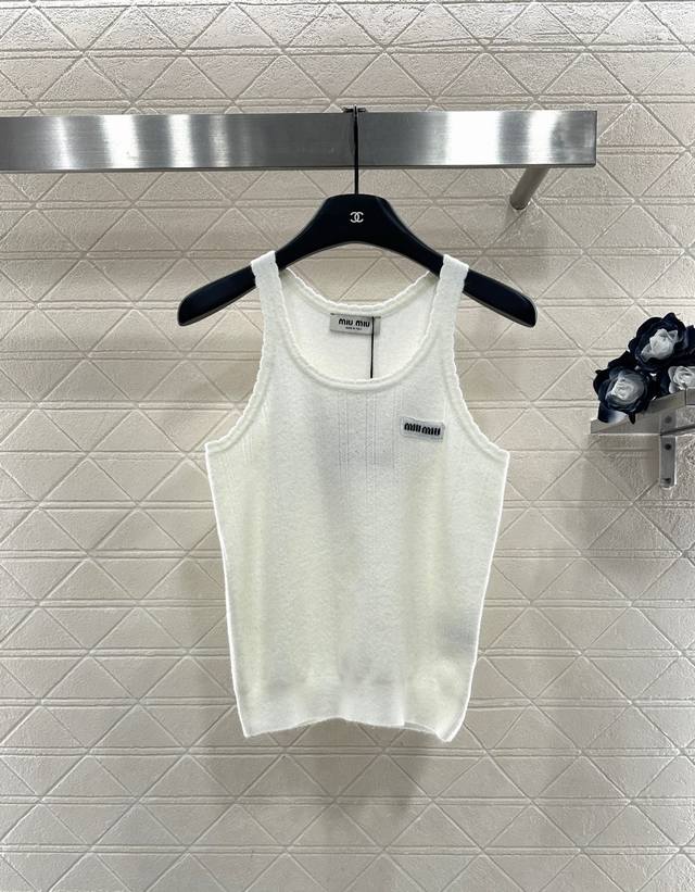 Miumi*2025新品上架 波浪花边针织背心 定制Yb羊绒纱线织造，质感细腻，弹力舒适，针织背心剪裁，通体利用细密钩针肌理交织，领口袖口点缀一圈波浪花边，大身