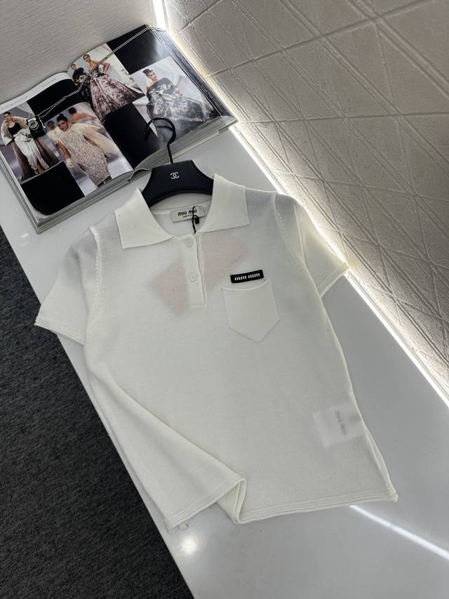 Miumi*2025新品上架 半开襟翻领针织短袖 定制Yb羊毛纱线织造，密度细针织造，软糯质地，舒适亲肤，翻领半开襟针织短袖版型，大身单侧胸口口袋搭配字母徽标装