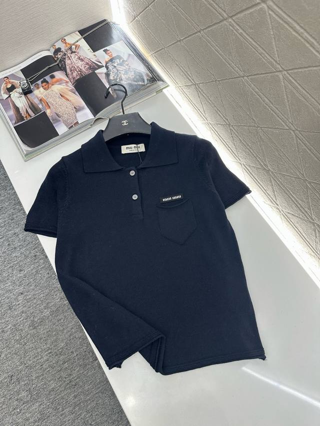 Miumi*2025新品上架 半开襟翻领针织短袖 定制Yb羊毛纱线织造，密度细针织造，软糯质地，舒适亲肤，翻领半开襟针织短袖版型，大身单侧胸口口袋搭配字母徽标装