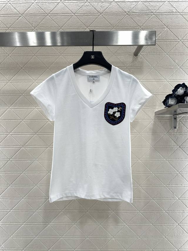 Chane*2025新品上架 桃心领山茶花徽标 定制Yb丝光全棉材质，透气舒适，质感十足，桃心领短袖T恤裁剪，采用克重纯棉制成，垂坠感十足，呈现显瘦时尚穿搭效果