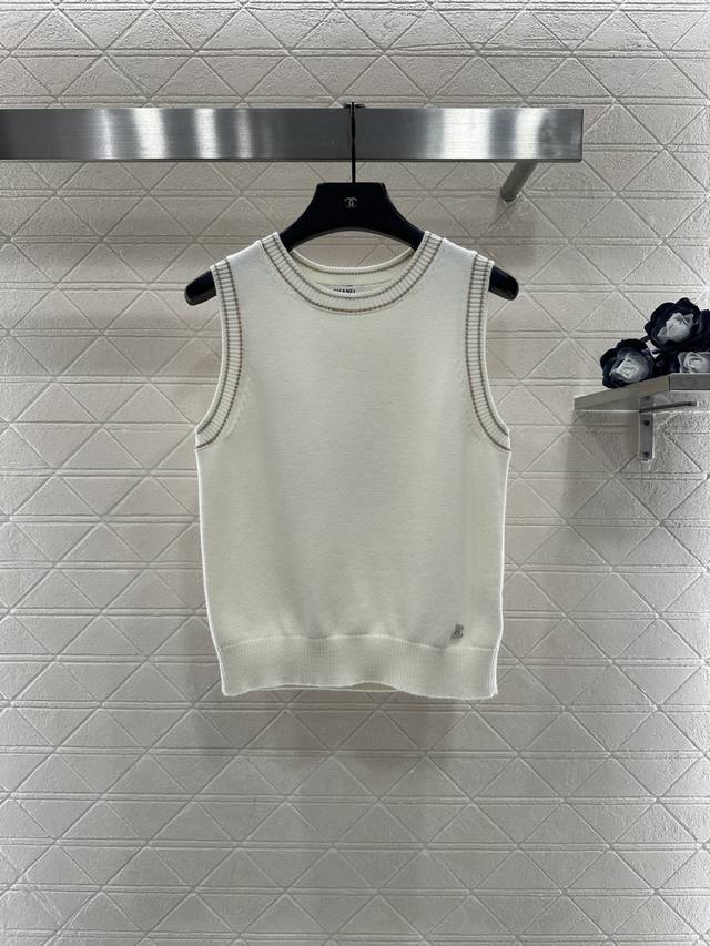 Chane*2025新品上架 针织背心 定制Yb羊绒纱线织造，质感细腻，弹力舒适，宽边背心剪裁，领口袖口条纹撞色凋零，配合下摆双C徽标，凸显精致高级感，通体竖坑