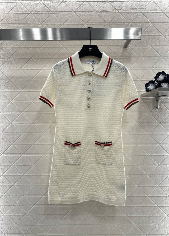 Chane*2025新品上架 撞色翻领针织短袖连衣裙 定制Yb羊绒纱线织造，密度细针织造，软糯质地，舒适亲肤，翻领针织短袖连衣裙剪裁，大身横向排列的镂空钩织纹理