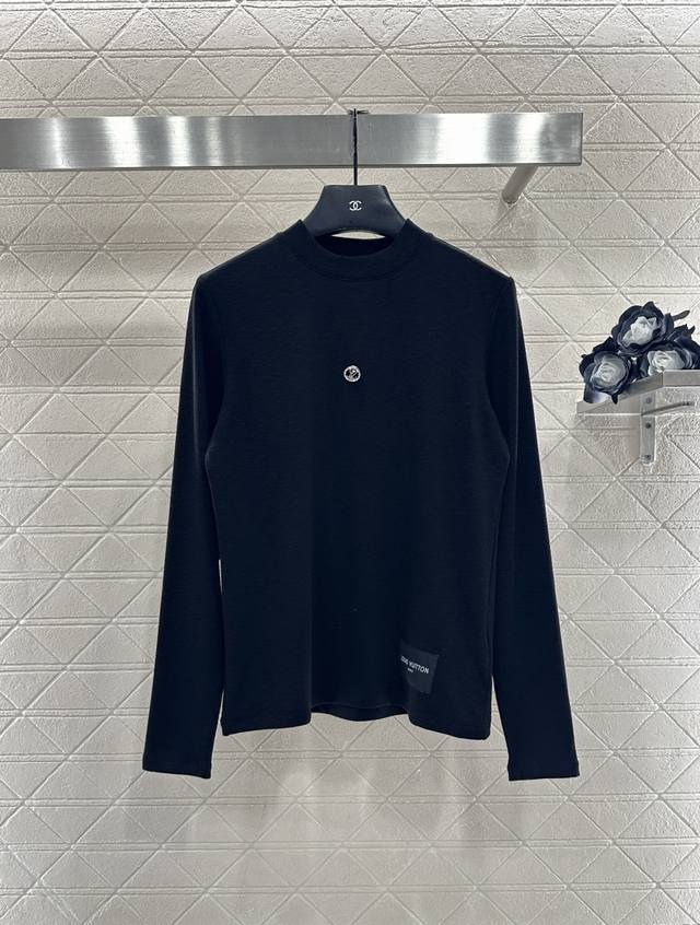 Louis Vuitto*2025新品上架 圆领胸针徽标打底衫 定制Yb弹力棉材质，柔软细腻，质感舒适，圆领修身打底衫，通体素色百搭耐看，竖坑条肌理视觉更显瘦，