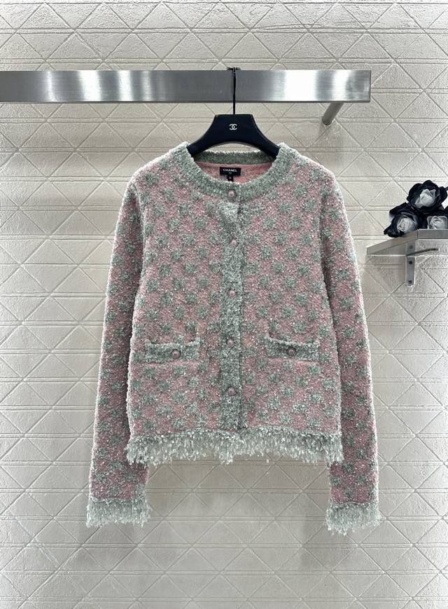 Chane*2025新品上架 轻纺纱针织开衫 定制Yb羊毛针织材质，质感高级，舒适柔软，圆领开衫剪裁，领口袖口螺纹包边与衣摆相呼应，以垂落流苏毛絮点缀，大身满铺