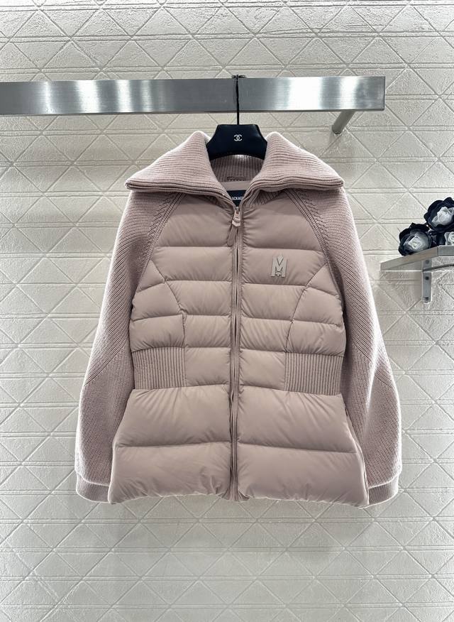 Mackag*2025新品上架 拼接袖子收腰翻领羽绒服 定制Yb进口防风防水尼龙材质，其工艺处理还原，御寒功能加倍。白鹅绒填充内里，整件轻盈保暖，针织大翻领拉链
