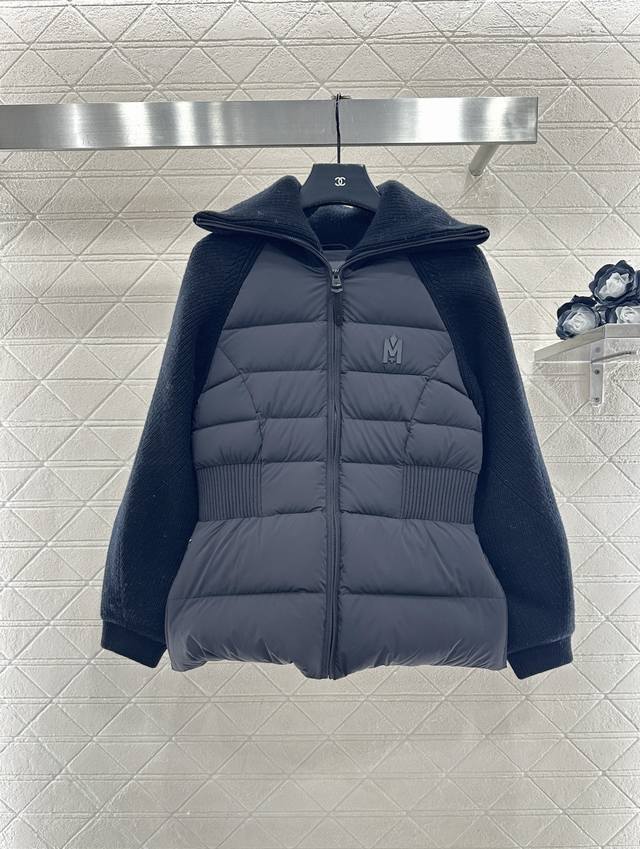 Mackag*2025新品上架 拼接袖子收腰翻领羽绒服 定制Yb进口防风防水尼龙材质，其工艺处理还原，御寒功能加倍。白鹅绒填充内里，整件轻盈保暖，针织大翻领拉链