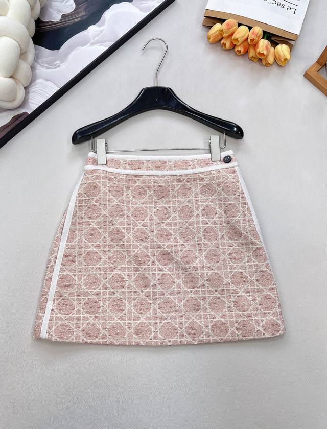 Dior 系列戴妃藤格纹粗花呢西装半裙， 经典重塑，优雅进阶 ，粗花呢混纺面料织就，肌理间藏着细密的米白格纹，自带慵懒的肌理质感；高腰剪裁+微张A字廓形，恰好修