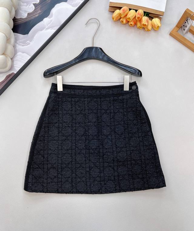Dior 系列戴妃藤格纹粗花呢西装半裙， 经典重塑，优雅进阶 ，粗花呢混纺面料织就，肌理间藏着细密的米白格纹，自带慵懒的肌理质感；高腰剪裁+微张A字廓形，恰好修