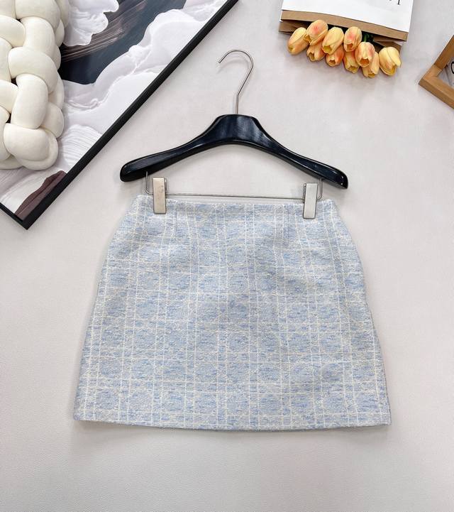 Dior 系列戴妃藤格纹粗花呢西装半裙 冰蓝色系列 经典重塑，优雅进阶 灵感定格 法式浪漫邂逅度假风情 以迪奥标志性**Cannage藤格纹**为笔触， 粗花呢