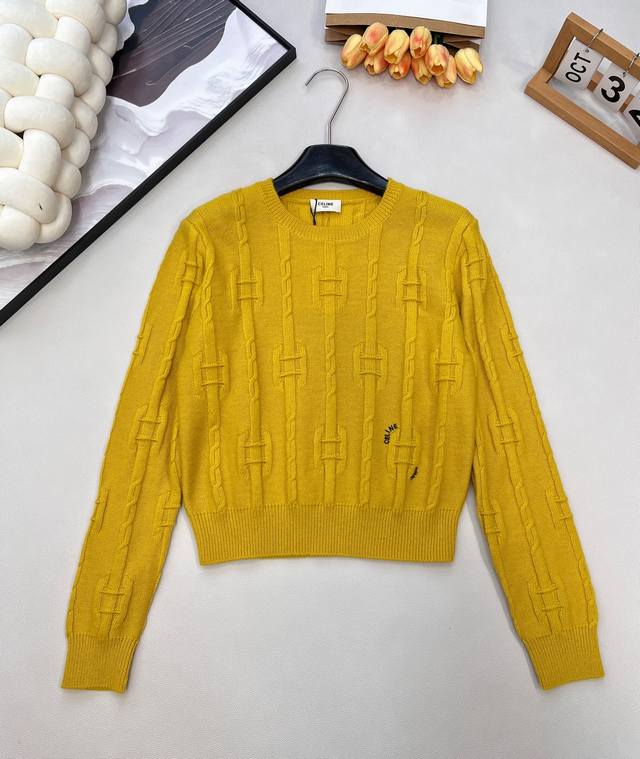 Celinel2025新款圆领钩花字母套头毛衣，定制Yb羊毛纱线织造，质感高级，舒适柔软，圆领长袖毛衣剪裁，密实针织御寒防风，领口袖口竖坑条螺纹包边与衣摆相呼应