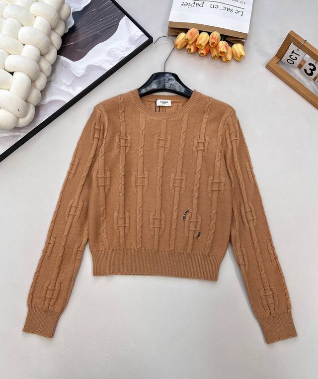 Celinel2025新款圆领钩花字母套头毛衣，定制Yb羊毛纱线织造，质感高级，舒适柔软，圆领长袖毛衣剪裁，密实针织御寒防风，领口袖口竖坑条螺纹包边与衣摆相呼应