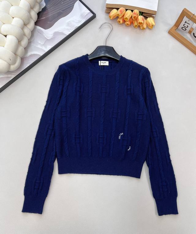 Celinel2025新款圆领钩花字母套头毛衣，定制Yb羊毛纱线织造，质感高级，舒适柔软，圆领长袖毛衣剪裁，密实针织御寒防风，领口袖口竖坑条螺纹包边与衣摆相呼应