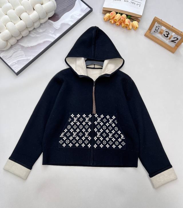 Louis Vuitton2025新款连帽提花外套，定制Yb进口棉纶混纺材质，复合工艺处理，质感光泽，厚度舒适，外套时髦休闲，大身素色拼接口袋处提花四叶草字母，