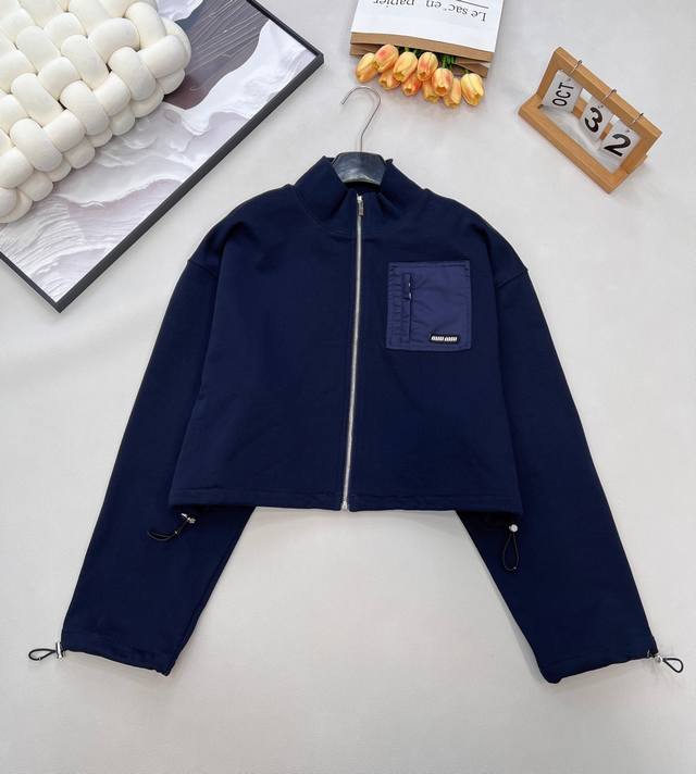 Miumiu2025新款拉链抽绳夹克短裙套装，定制Yb斜纹全棉材质，质感光泽，垂感十足，拉链夹克外套版型，宽松拉链开襟翻领立领设计，胸前口袋尼龙处理，点缀字母徽