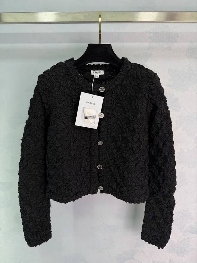 Ch*25秋冬新款镂空针织开衫，经典圆形镂空设计，柔软针织面料，轻盈透气，短款剪裁+白色纽扣，简约又有细节感，黑色百搭，轻松搭配各种内搭和下装。精致工艺，日常或