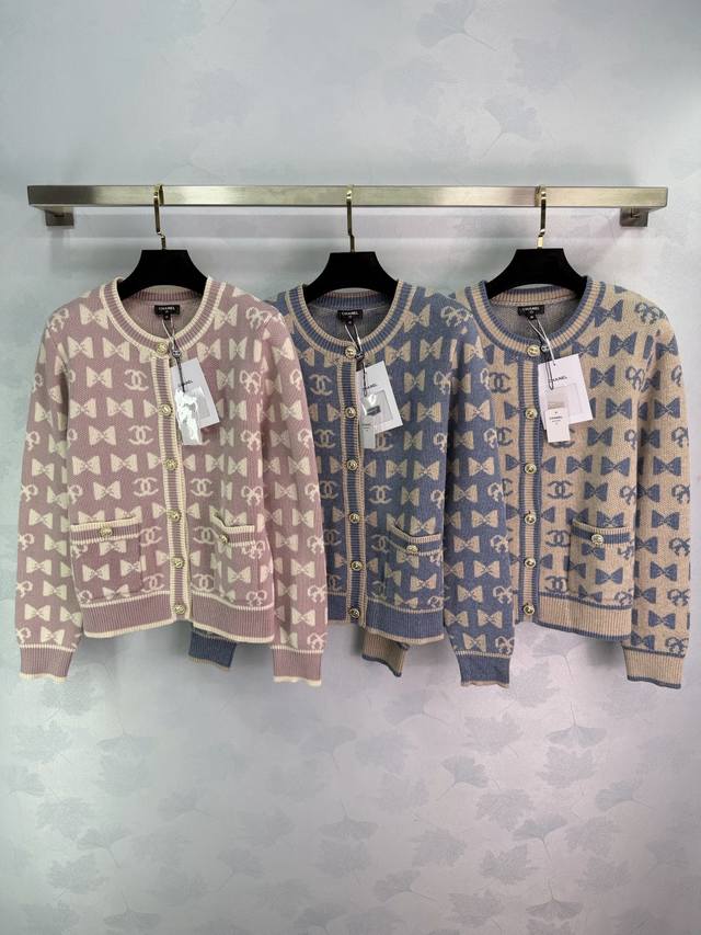 Ch*25秋冬新款针织圆领开衫 以双C标志和蝴蝶结交织，复古又童趣，辨识度超高金属纽扣+罗纹收口，秋冬必备，搭配百褶裙或牛仔裤都很出彩，轻松打造甜美学院风Or休