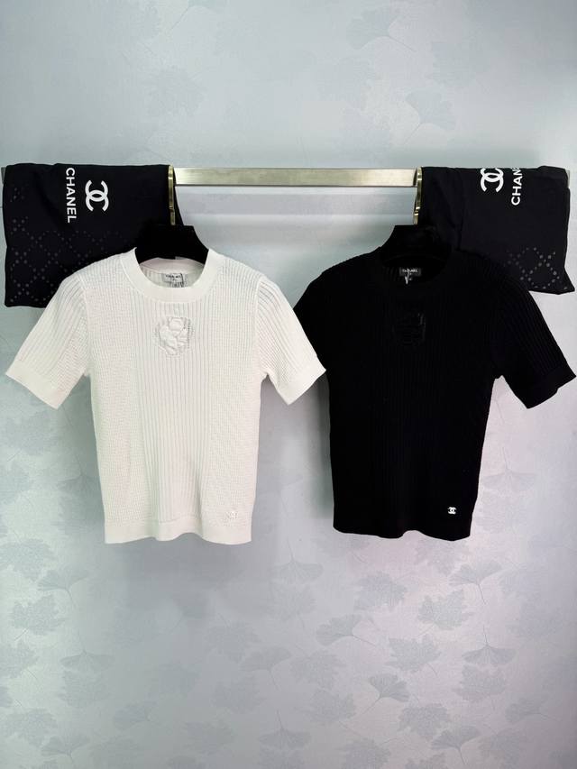 Chane*2026早春山茶花针织短袖 定制Yb棉毛纱线织造，柔软细腻，质感舒适，圆领针织短袖，竖列坑条搭配凹凸纹理，居中打造山茶花点缀，精致洋气，弹力螺纹包边