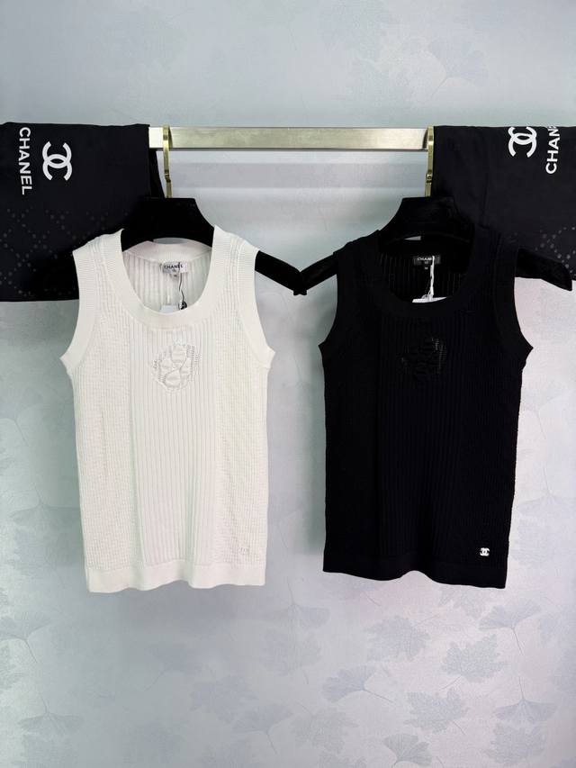 Chane*2026早春新款山茶花针织背心 定制Yb棉毛纱线织造，柔软细腻，质感舒适，圆领针织短袖，竖列坑条搭配凹凸纹理，居中打造山茶花点缀，精致洋气，弹力螺纹