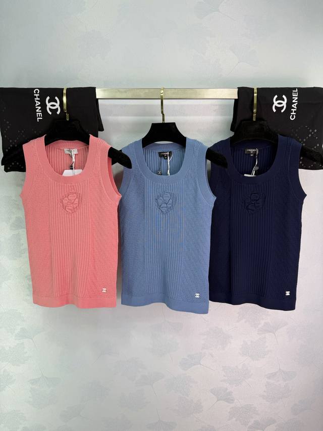 Chane*2026早春新款山茶花针织背心 定制Yb棉毛纱线织造，柔软细腻，质感舒适，圆领针织短袖，竖列坑条搭配凹凸纹理，居中打造山茶花点缀，精致洋气，弹力螺纹