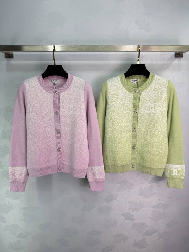 Ch*2025秋冬新款开衫 定制羊毛材质 耗时费力的工艺处理 呈现出貂毛肌理毛感 贴肤舒适保暖 大身袖口渐变拼色双C字母徽标 穿搭显瘦高级 妥妥秋冬凹造型神仙单