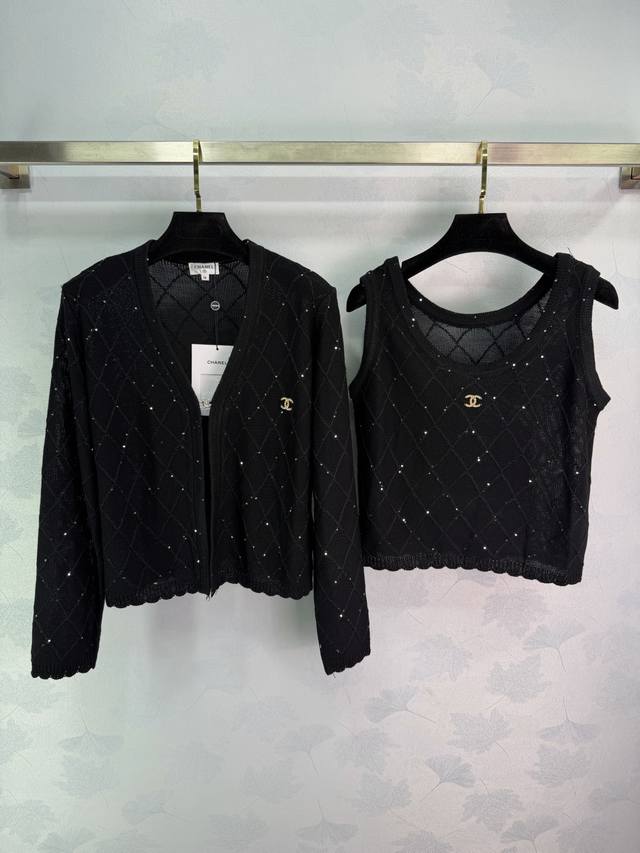 Ch*25早秋新款菱格针织套装 开衫+背心两件套 开衫采用精致菱格纹设计 搭配亮片装饰 胸前有双C标志点缀 背心款式修身显瘦 搭配裙子裤子都很好看！2色3码Sm