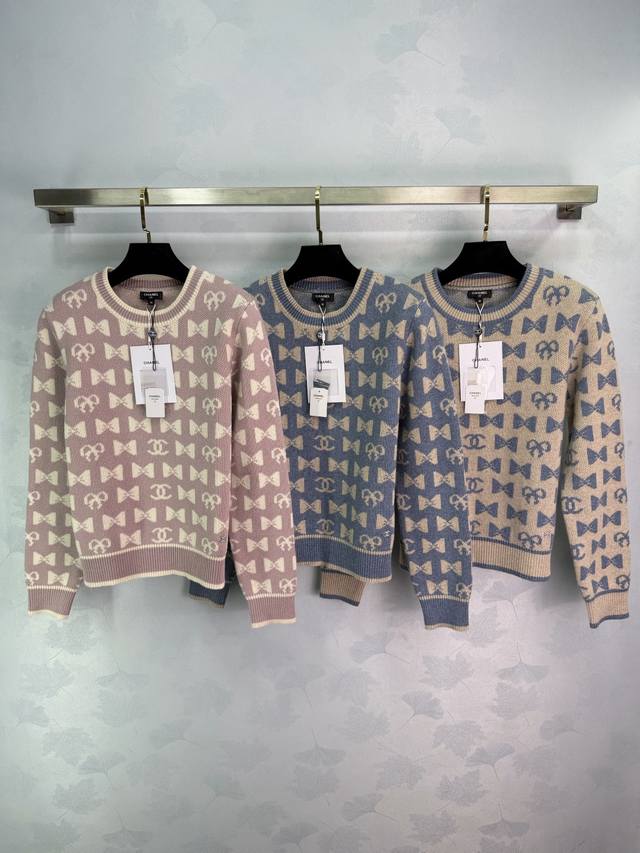 Ch*25秋冬新款针织毛衣，以双C标志和蝴蝶结交织，复古又童趣，辨识度超高圆领设计+罗纹收口，秋冬必备，搭配百褶裙或牛仔裤都很出彩，轻松打造甜美学院风Or休闲造