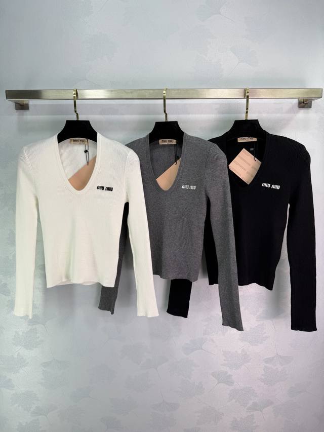 Miu*25秋冬新款V领修身针织衫，柔软亲肤面料，V领设计修饰颈部线条，胸前品牌标识提升辨识度，简约又有质感。无论单穿还是内搭，都能轻松打造优雅休闲风，日常通勤