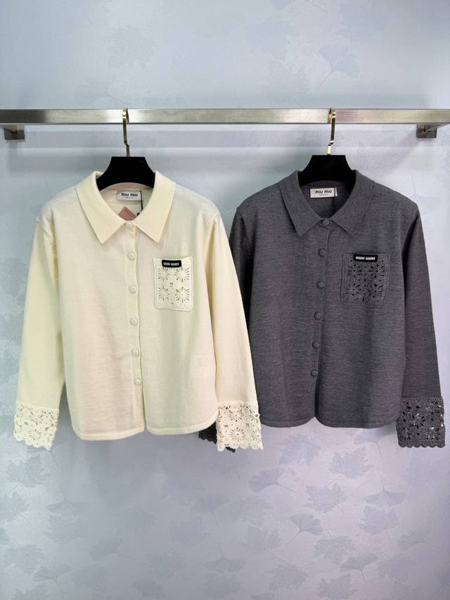 Miu*25秋冬新款针织开衫 采用柔软亲肤面料，袖口和胸前有精致镂空钩花，细节满满