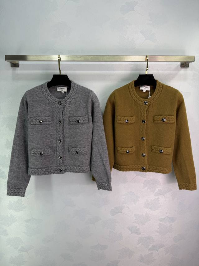 Ch*25秋冬新款经典小香风针织开衫，采用高品质混纺，柔软又保暖。立体编织纹理，细节满分四个贴袋配双C金属纽扣，辨识度超高。袖口和下摆麻花编织，复古优雅，秋冬穿