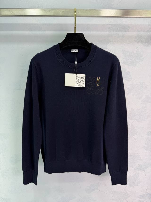 Loe*25秋冬新款联名的猫咪毛衣，胸前Anagram+猫咪图案，趣味又有艺术感