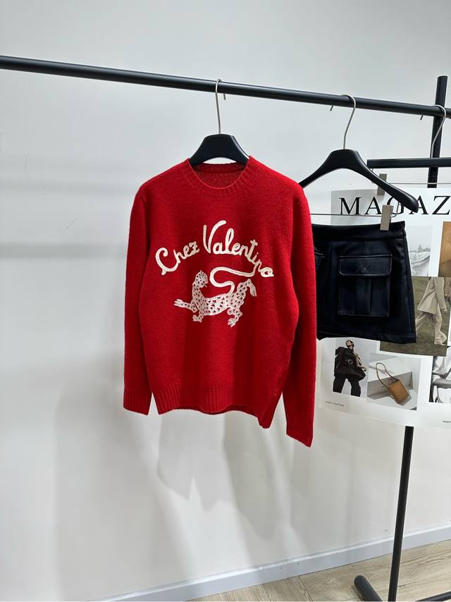 Vt红色花豹字母刺绣圆领毛衣 .，面料：100%羊毛 颜色：红色 Valentino 2026早春系列红色圆领针织毛衣 采用柔软羊毛，舒适又保暖 正面“Chez