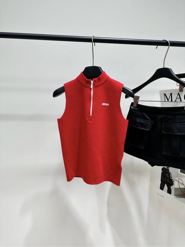 M红色白拉链立领针织背心 .，面料：锦纶混纺 颜色：红色 Miu 2025春夏新款红色拉链针织背心 轻薄针织面料，贴身舒适，修身短款设计 白色拉链+品牌刺绣，简