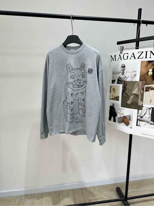 Loe浅灰色线条猫咪圆领长袖T .，面料：全棉 颜色：浅灰色 Loewe与英国插画师Louis Wain 联名的灰色长袖T恤，采用100%纯棉 柔软舒适，宽松版