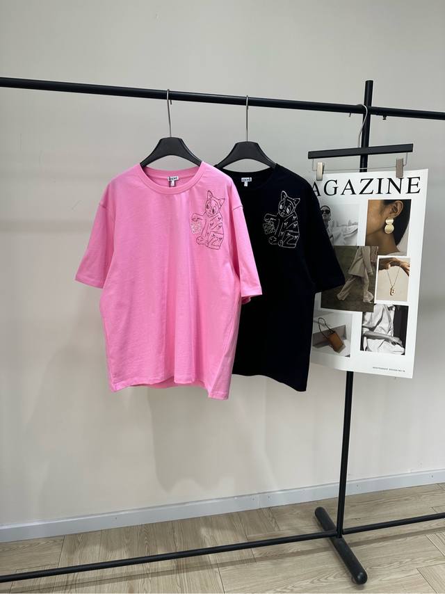 Loe侧肩线条猫咪刺绣短袖T .，面料：全棉 颜色：粉色、黑色 Loewe这款猫咪刺绣T， 采用高品质棉料，柔软又舒适 日常穿着超友好 正面有品牌标志性卡通刺绣