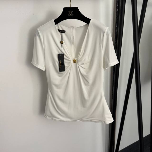 款号20257878 Versac*新款 美杜莎金纽扣装饰 V领皱褶兜胸修身短袖T恤上衣，白色，红色，黑色，S-Xl， M码：肩宽38，胸围86，袖长18，长5