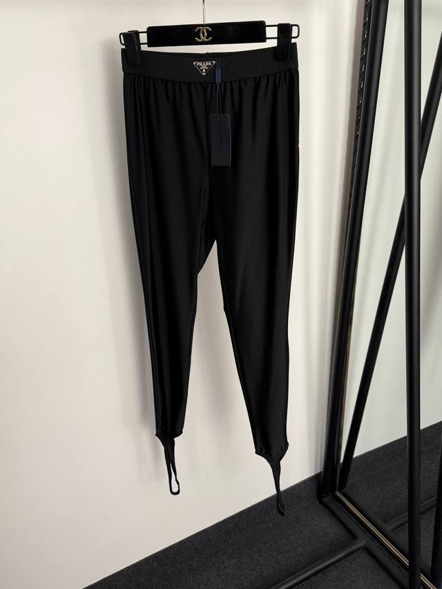 款号20257879 prad*新款 金属三角标弹力修身小脚打底裤 踩脚裤，黑色，咖色，S-Xl， M码：腰围64弹力，长87；重量：0.165Kg .