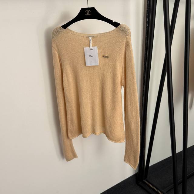 款号20257842 Dio*新款 镶钻字母胸针 一字领修身长袖针织衫 上衣，杏色，白色，绿色，咖色，Sml， S码：胸围92，袖长70，长61；重量：0.18