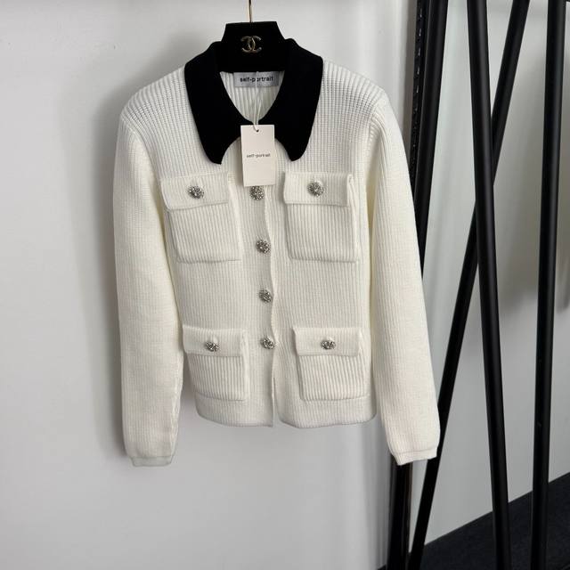 款号20257841 Self portrai*Sp新款 镶钻纽扣 四口袋拼色翻领长袖针织开衫上衣，白色，红色，黑色， 均码：肩宽37，胸围86，袖长61，长5